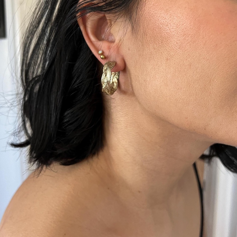 Vintage 1980s gold tone braided hoops everyday earrings pierced ears Casual - Picture 3 of 7